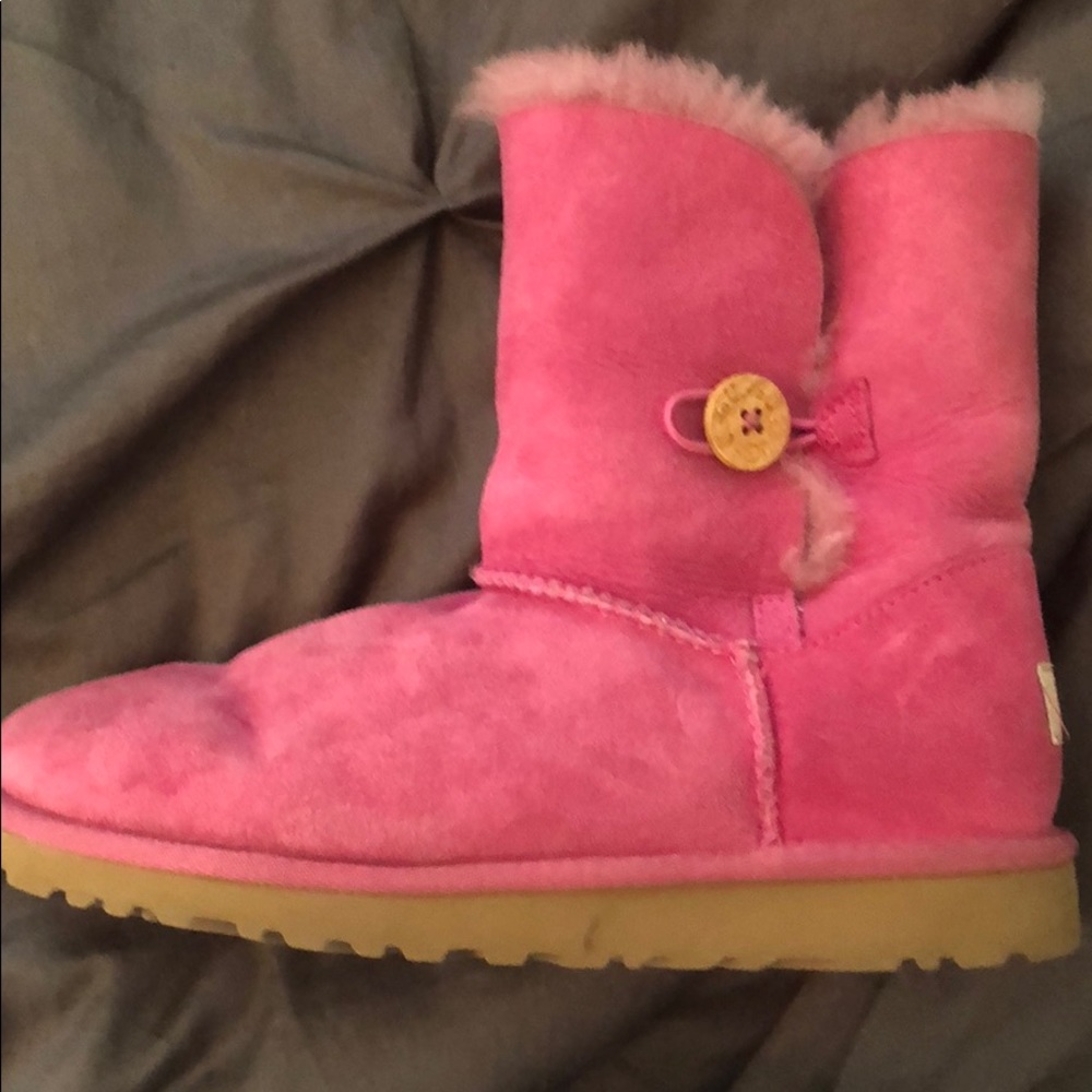 pink bailey button uggs